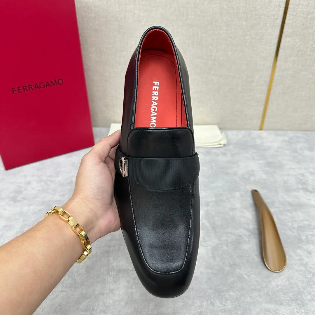 [Ferragamo] Top P: 960💰 Number of yards: 39~44 (38.45.46. Custom-made, non-refundable) Ferragamo** counters synchronize new models of men's loafers that can be worn casually or formally. The classic shape embodies the fashionable charm of formal wear, and the newly designed proportions are more modern. These loafers are made of imported open-edge beaded cowhide/fine calfskin/cow suede material. The upper is decorated with webbing, and the side is privately molded with silver Gancini buckles. The double stitching details add to the fashionable charm. Adopting a special "Original" structure and going through multiple processes, the soles are almost entirely handmade. Unique processing technology demonstrates exquisite craftsmanship. The original privately modeled genuine leather outsole is paired with a personalized rubber backing. It is comfortable, non-slip and wear-resistant. It can be worn as a slip-on. Exquisite hand-stitching. The workmanship is as fine as that of a store. The original color calfskin lining is sweat-absorbent, anti-odor, comfortable and breathable. The heel is also decorated with a rubber patch to perfectly improve the grip performance.